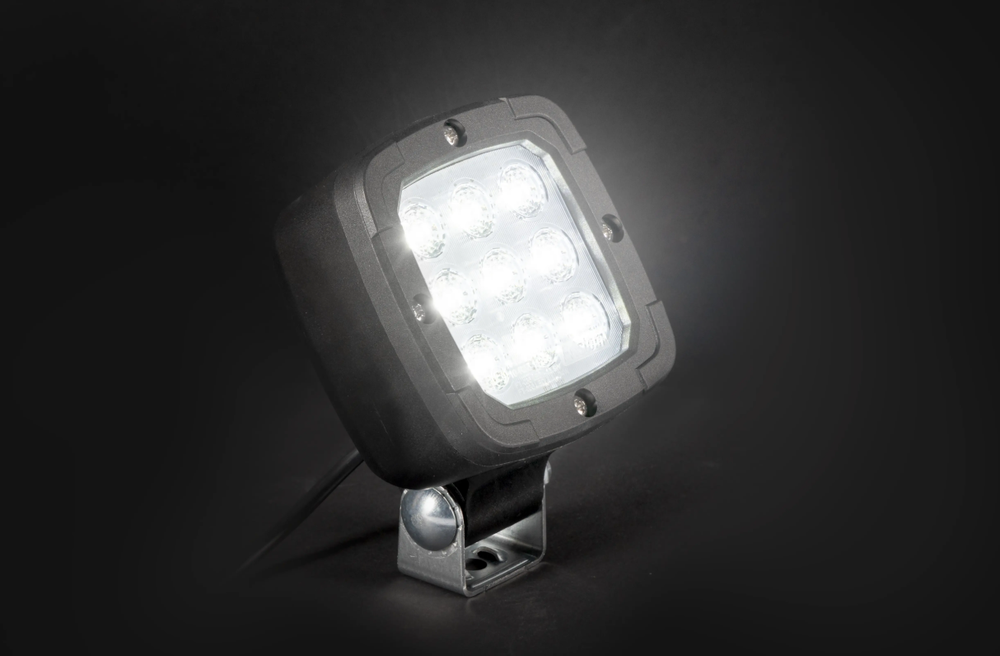 Рабочая фарa Fristom FT-036 LED минимальная мощностью 1800 лм, 9 диодов