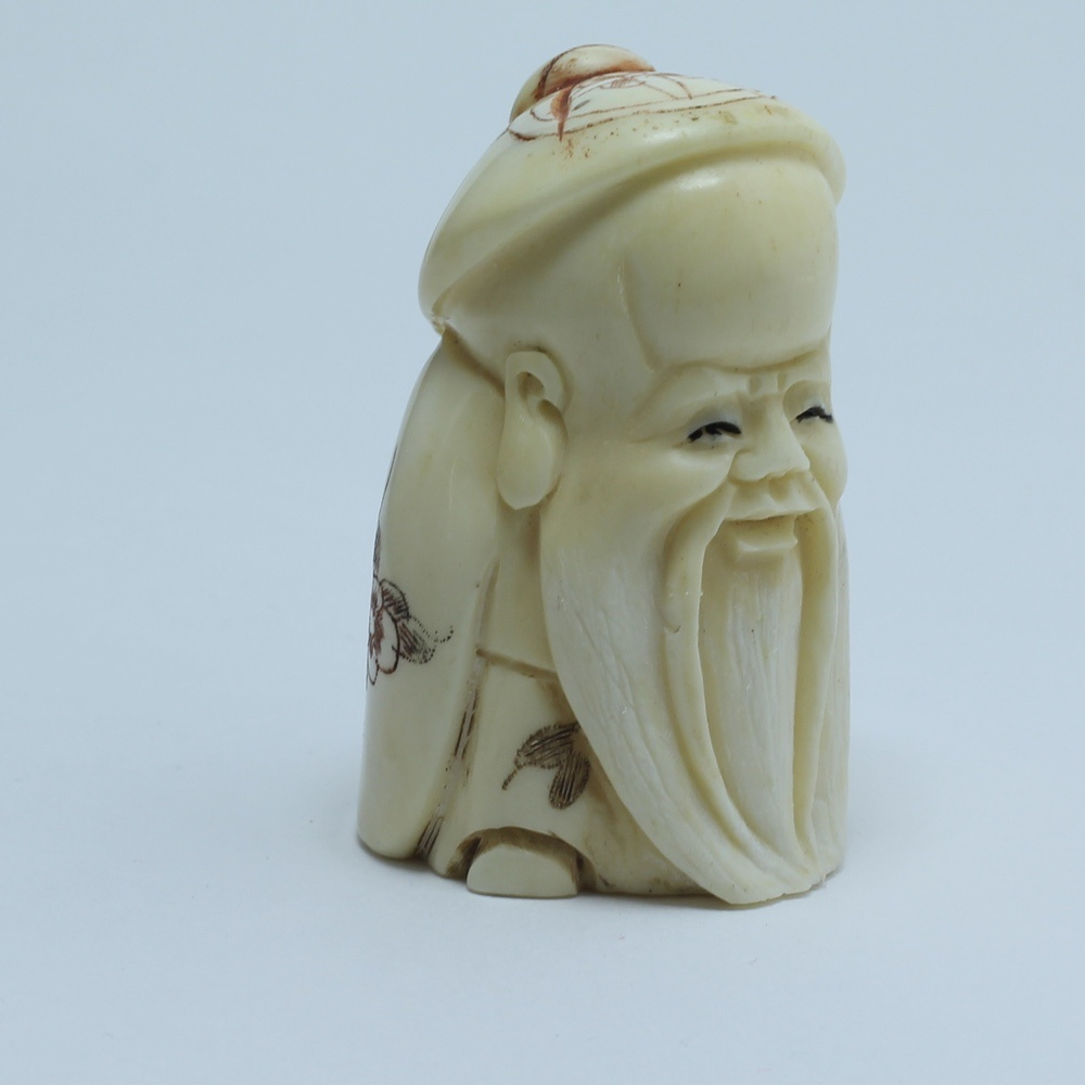 Нэцкэ Шоусин в круглом головном уборе