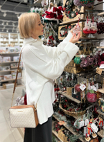 Свитер со швами наружу