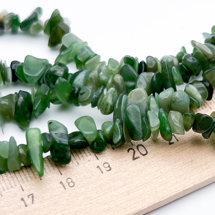 Нефрит бусины, крошка 4-9 мм, цена за нить 38 см