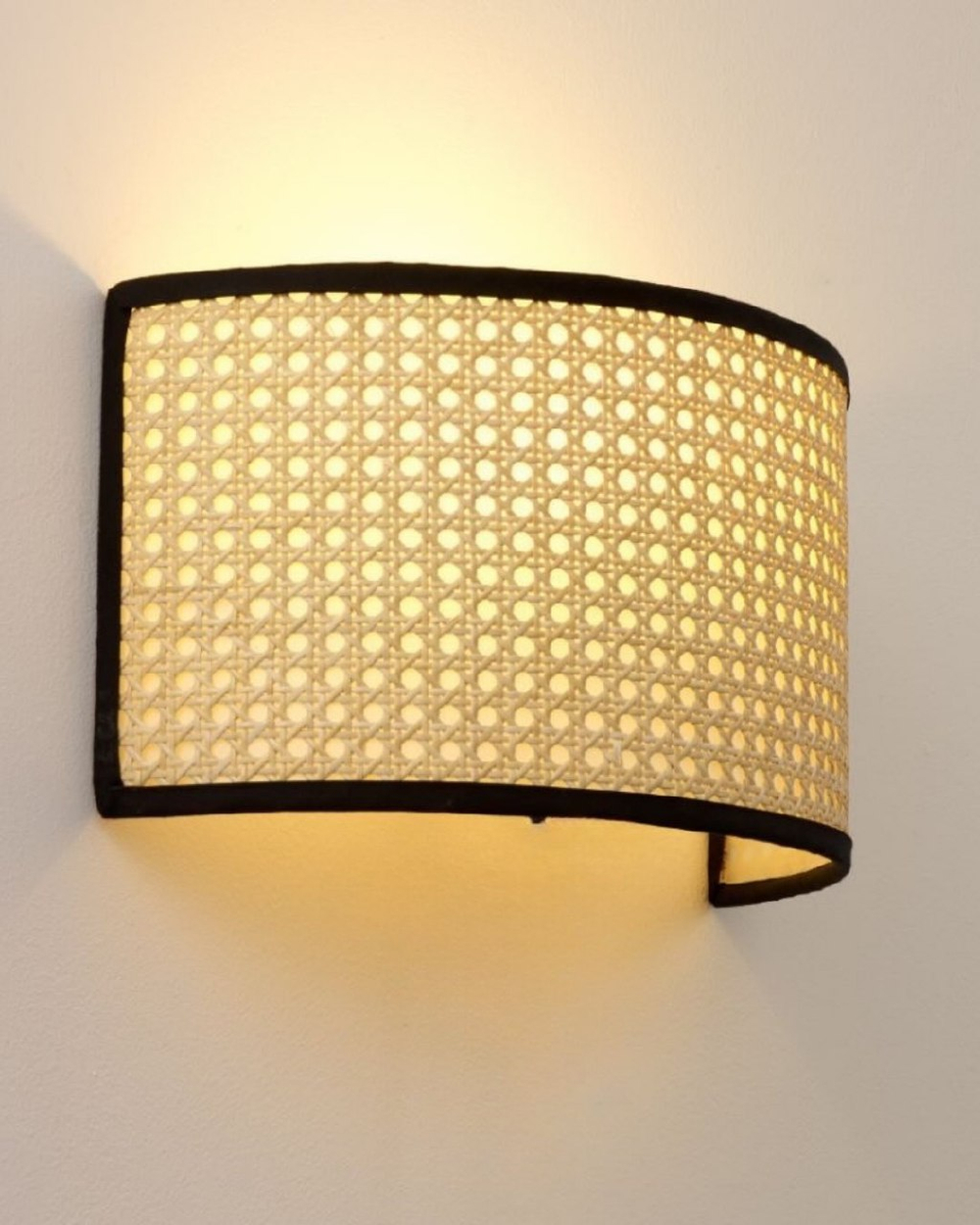 Плетёное настенное бра в натуральном стиле.