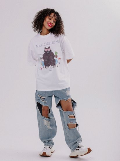 С чем и как носить рваные женские джинсы?