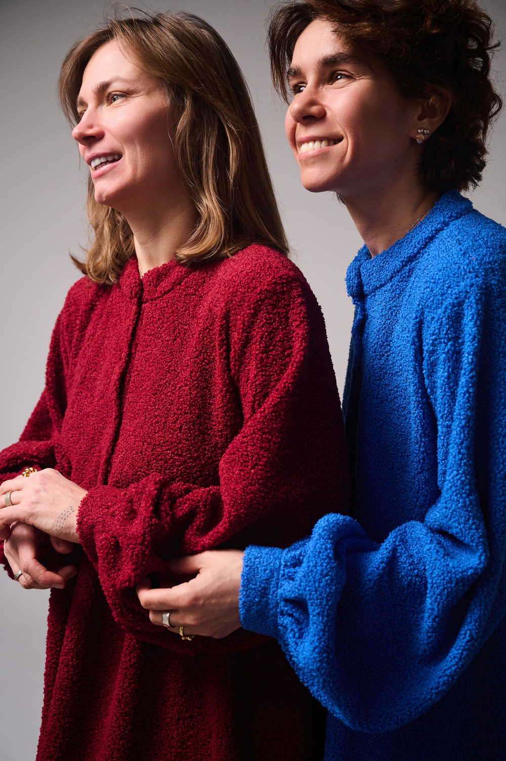 Платье оверсайз "жабо без жабо" из плюшевой ткани Тедди, бордо