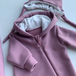 Конверт на выписку вафельный с комбинезоном и шапкой