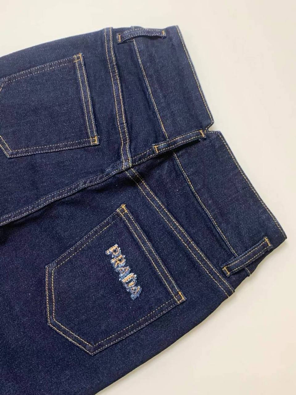 Джинсы Prada
