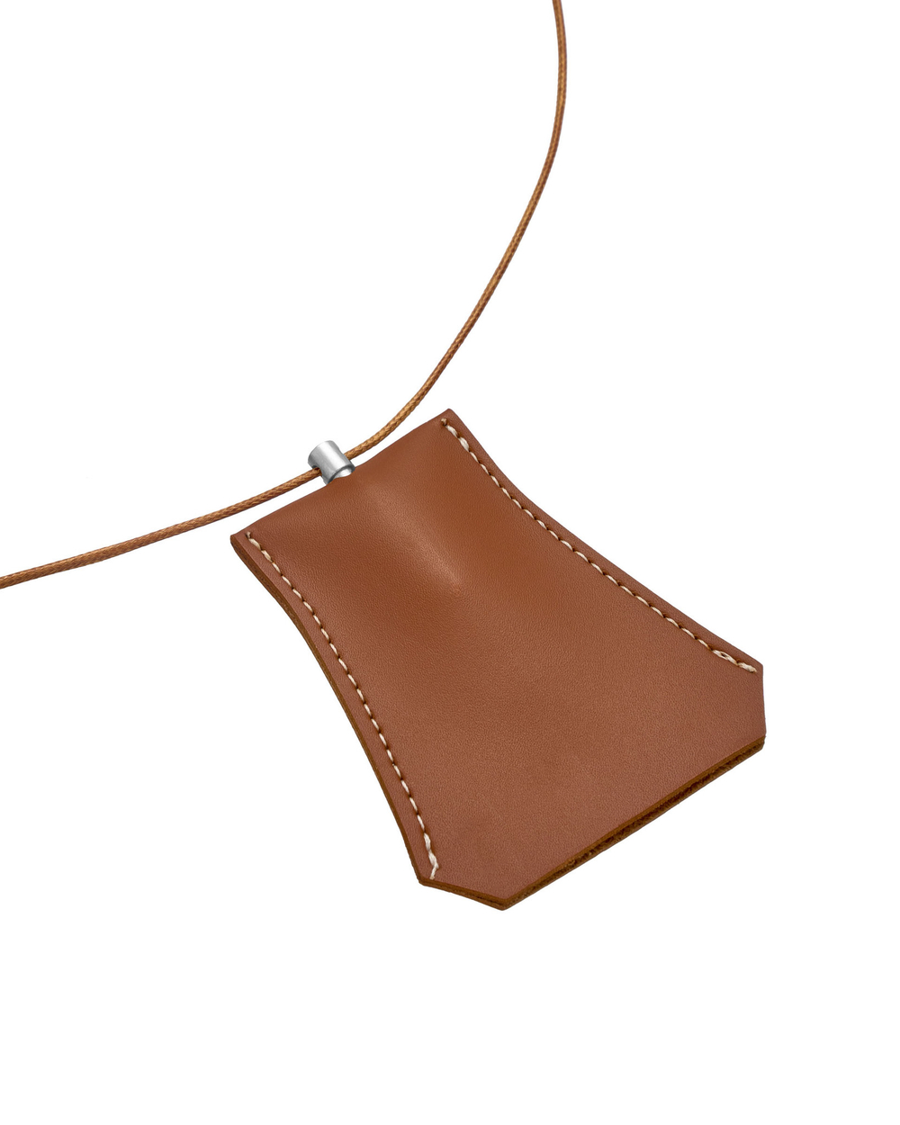 коричневая кожаная подвеска на шнурке