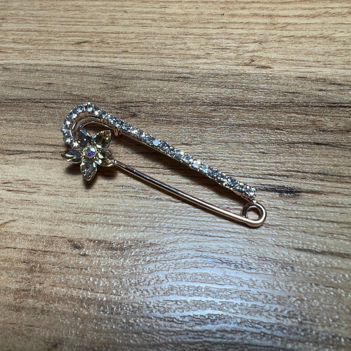 Брошь-булавка Цветочек пятилистник кристалл бежевый металл золотистый 5,5 см