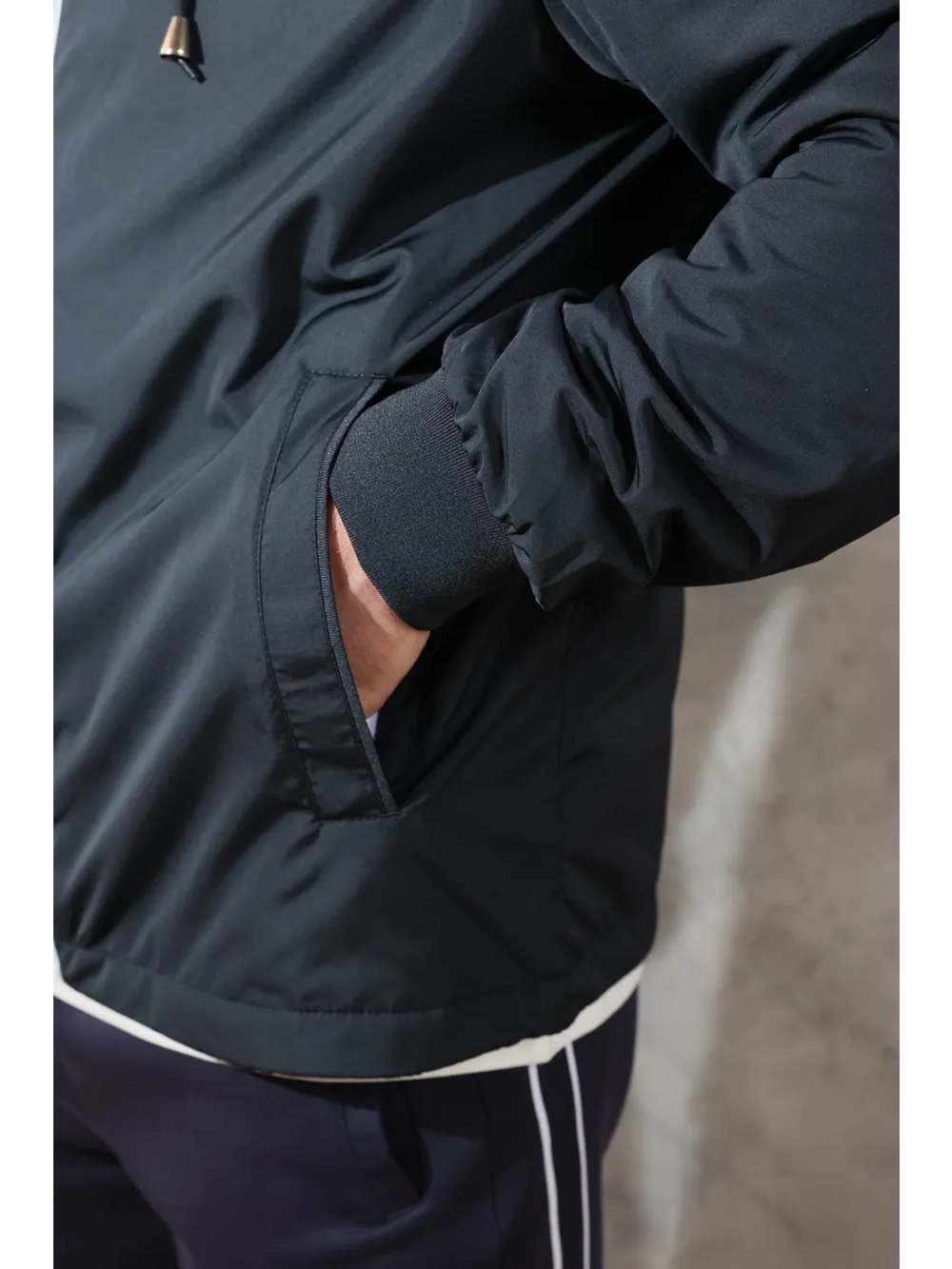 Ветровка прямого кроя с капюшоном
