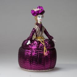 Кукла-шкатулка с ложементом Барышня в парчовом платье
