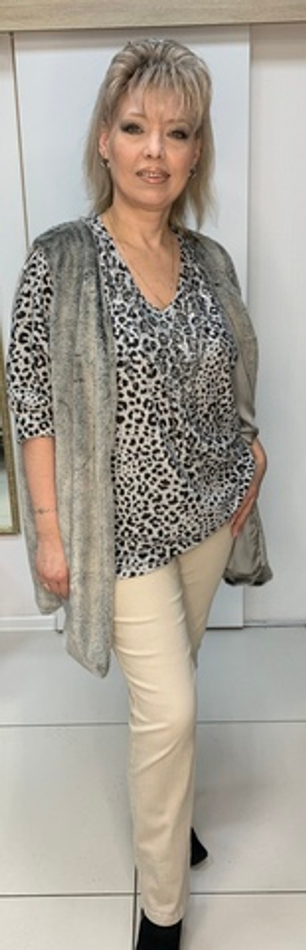 Жилет без застежки из светлого искусственного меха