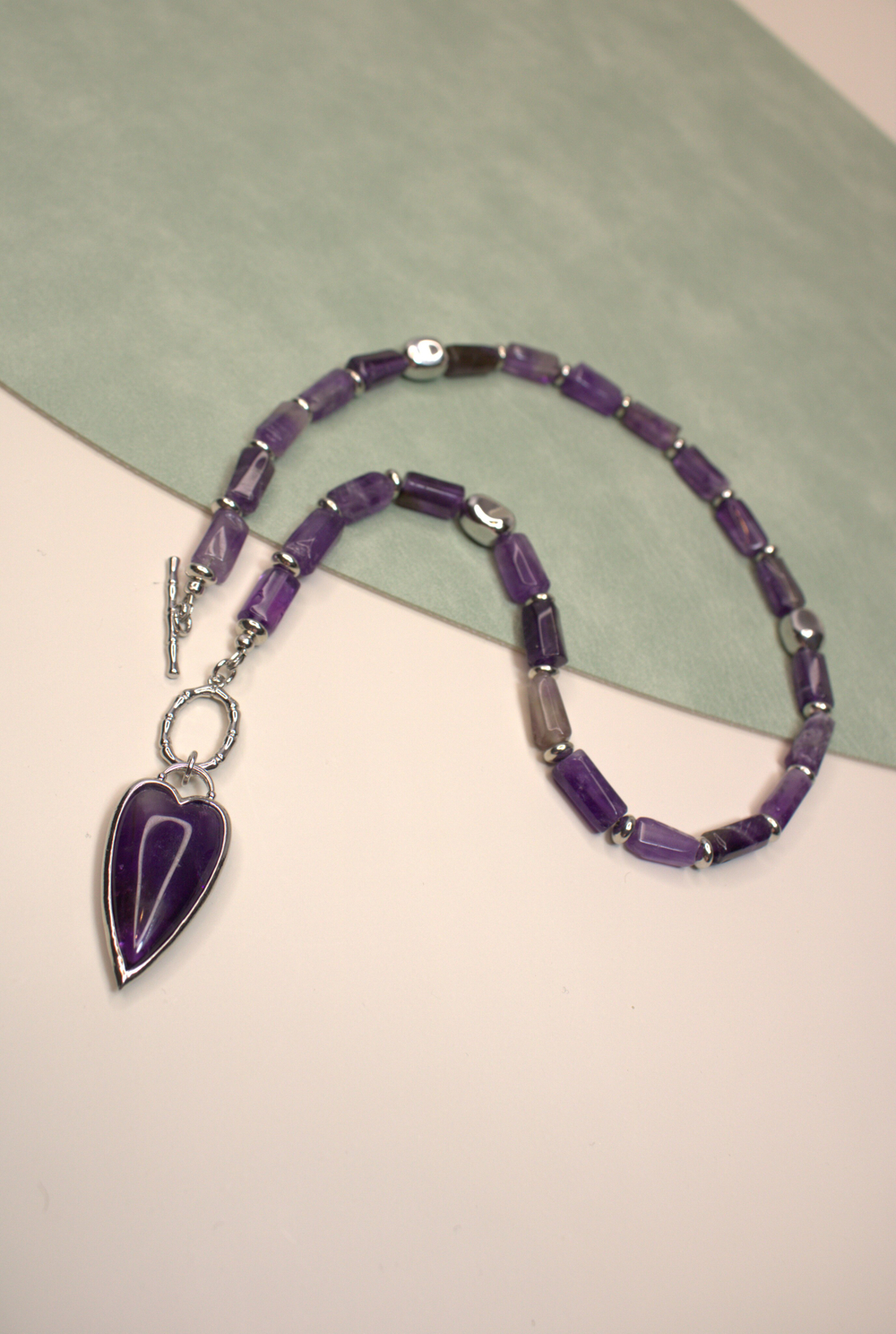Колье-чокер с аметистом "Фиолетовое сердце"