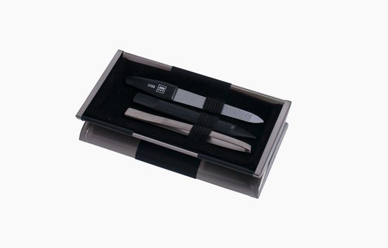 Маникюрный набор YES, 5пр. Инструменты: ножницы для ногтей, книпсер, шабер пластик, пинцет наклонный, пилка металлическая. Футляр: металл, цвет металлик/чёрный. Размер 11.5 х 2 х 6 см