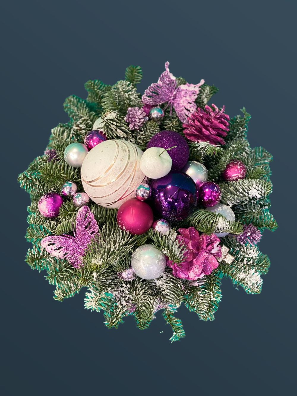 Композиция с розовыми украшениями