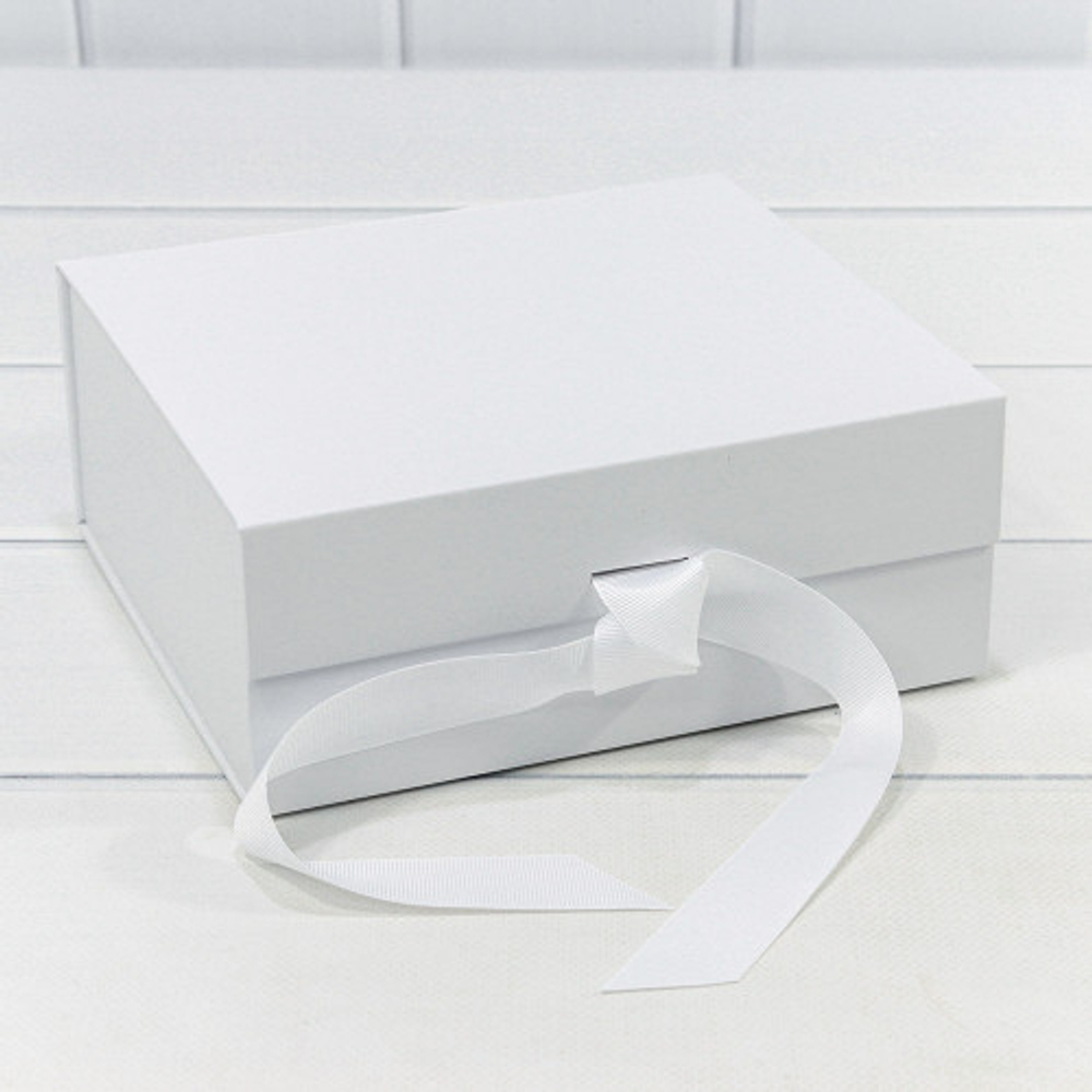 Коробка сборная 20х18х8 см на магнитах (Белый)