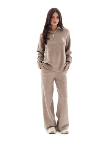 Вязаный костюм с вышивкой в цвете капучино