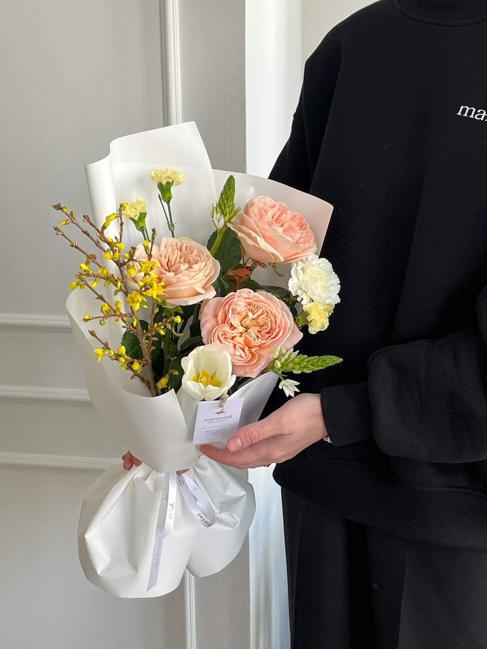 Букет из кустовых пионовидных роз, диантусов и нарциссов и хризантемы