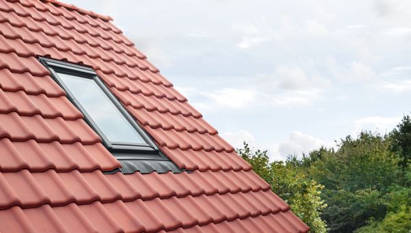 Протекают ли мансардные окна?