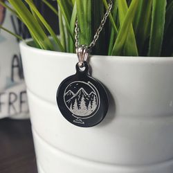 Кулон чёрный для путешественника с гравировкой на заказ