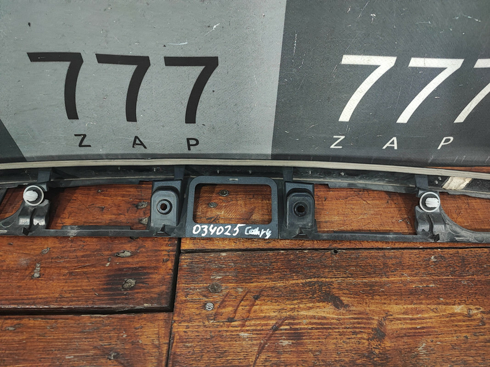 Накладка крышки багажника Toyota Camry (XV70) 17-нв Б/У Оригинал 7681133520