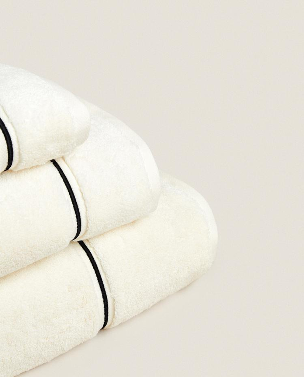 ZARA HOME ПОЛОТЕНЦЕ ДЛЯ ВАННОЙ С ВЫШИВКОЙ, ЭКРЮ/ЧЕРНЫЙ