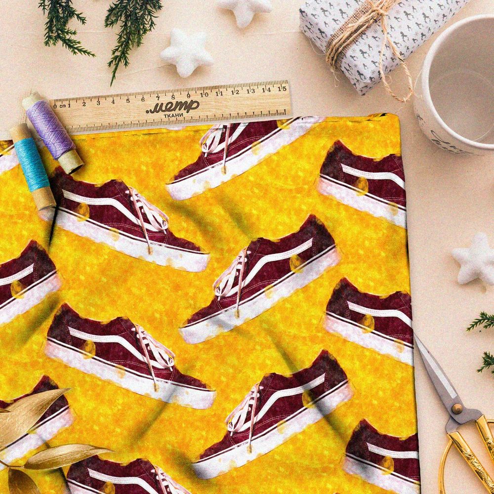Ткань муслин красные конверсы на жёлтом фоне