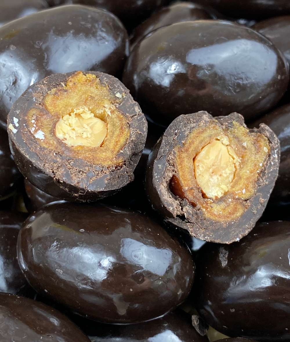 Финик с миндалем в темной кондитерской глазури 100г