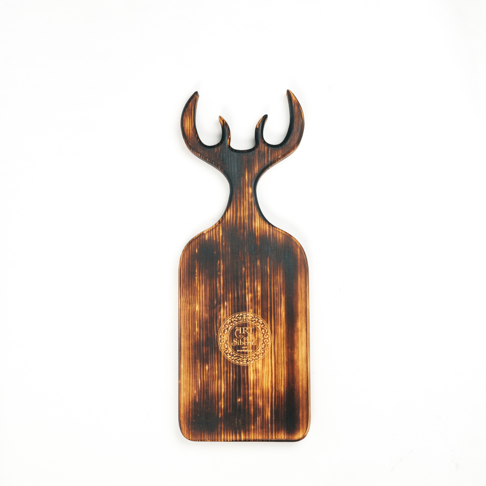 Доска разделочная из древесины сибирского кедра с гравировкой "В этом доме живет любовь". RD84