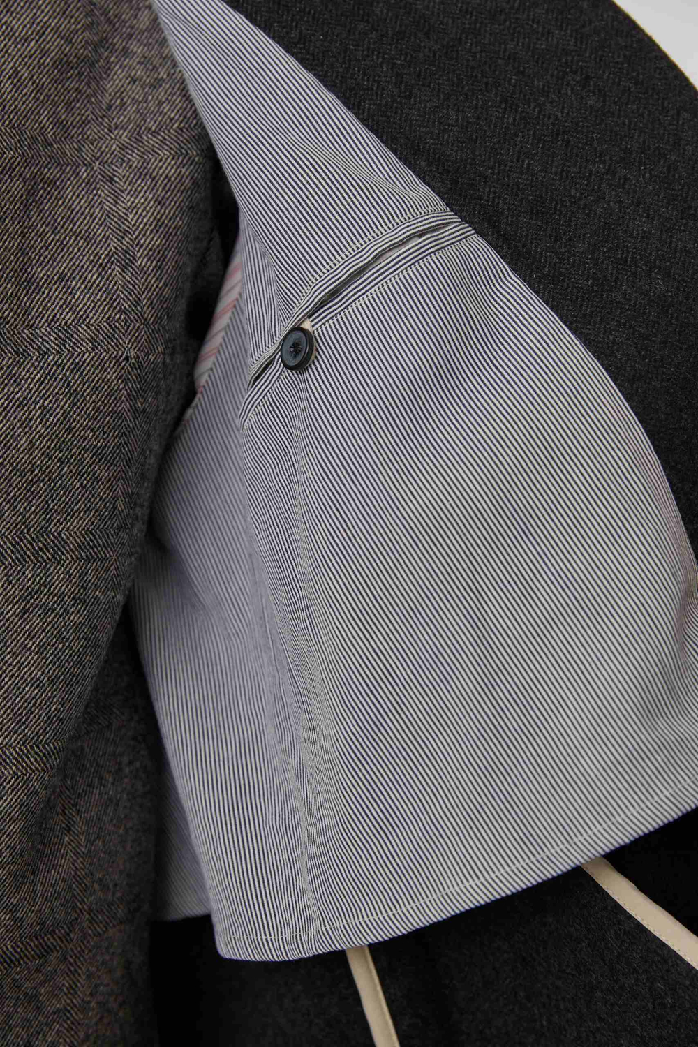 Объемное пальто в серую елочку