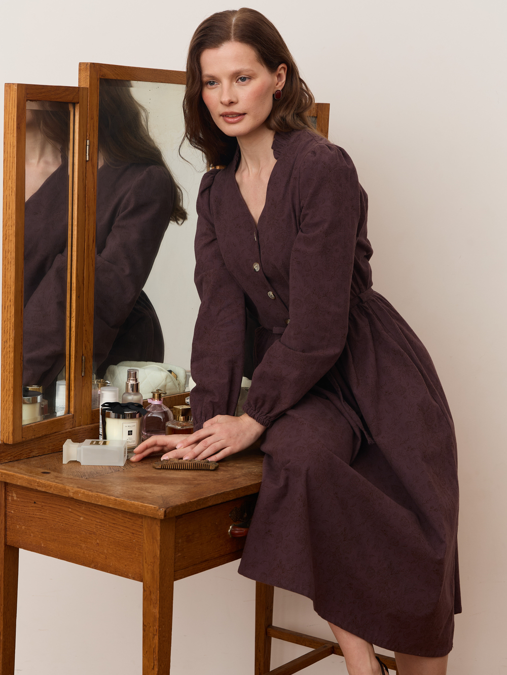 Платье с воротником стойкой