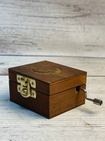 Музыкальная деревянная шкатулка-шарманка из массива МЕСЯЦ гравировка с мелодией Спи моя радость