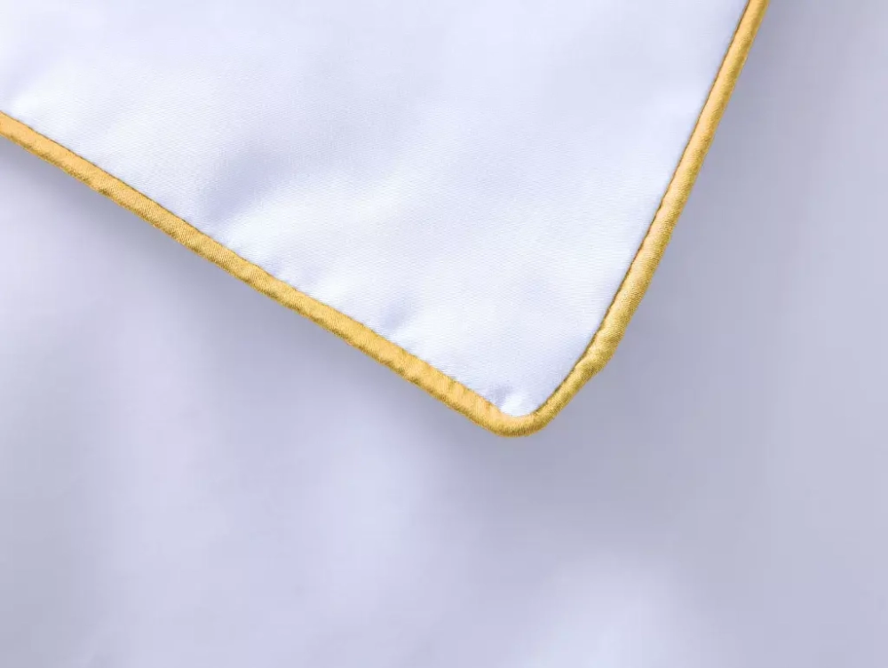 Постельное белье 2 спальное евро Mollen белое с солнечно-желтым кантом