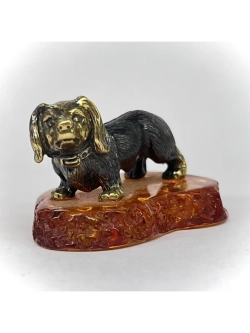 Бронзовая статуэтка на янтаре