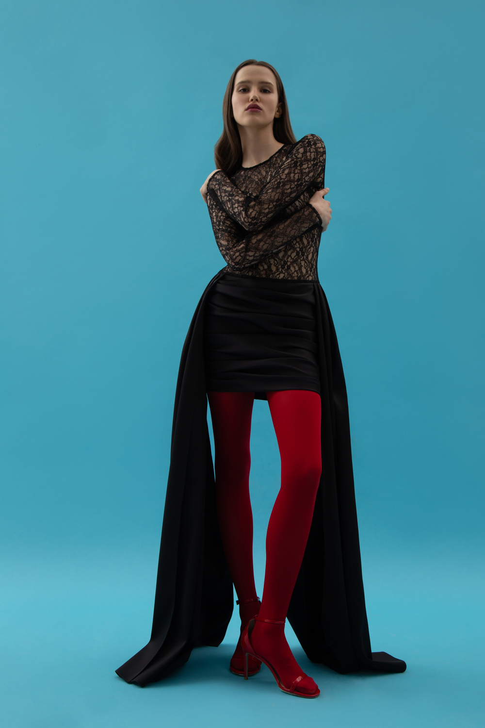 Платье мини из атласа и кружева со шлейфом с закрытым лифом