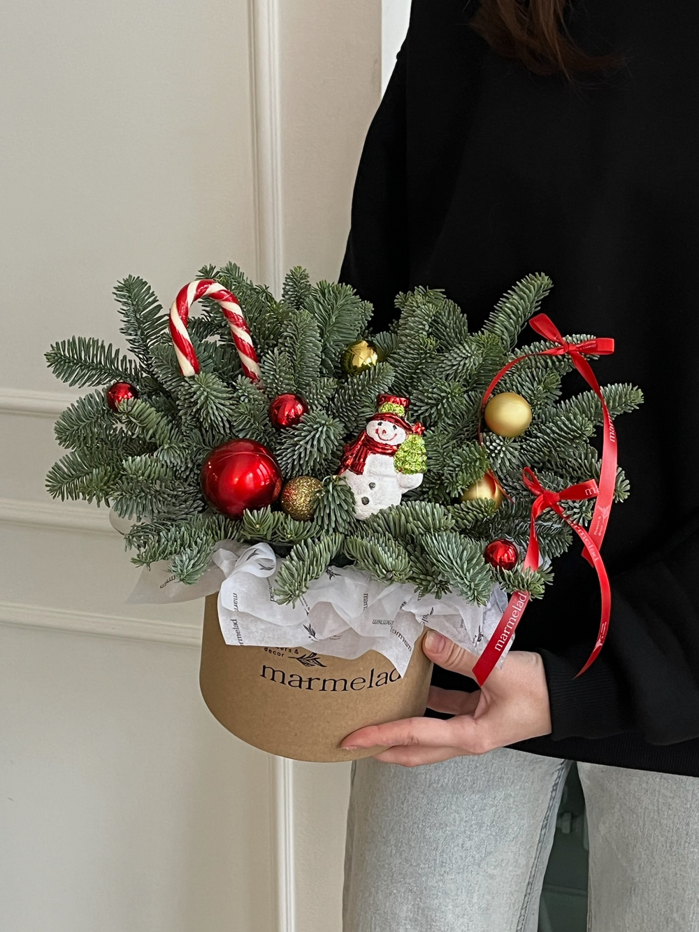 Композиция из хвои с новогодними игрушками