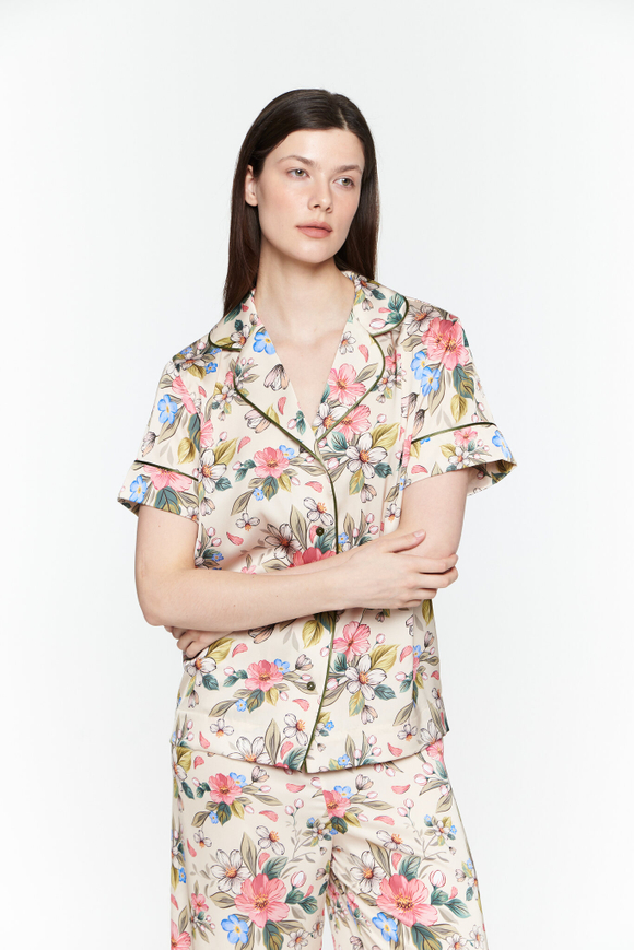 Шелковая блуза с кантом и цветами