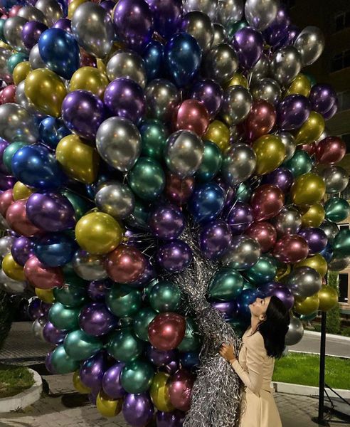 Облако хромированных шаров с гелием