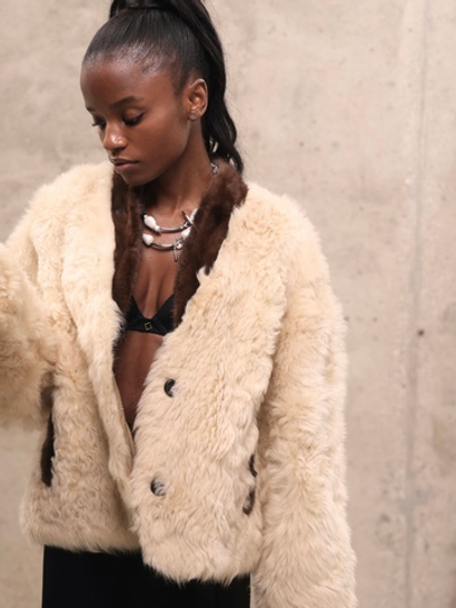 Короткая бежевая шуба из овчины со вставками из меха норки