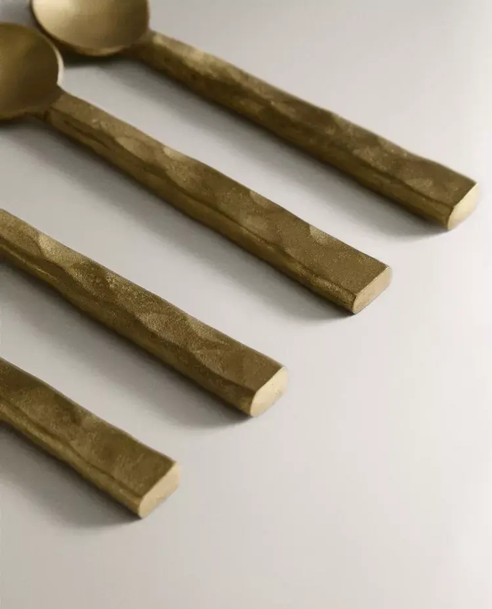 ZARA HOME НАБОР ДЕСЕРТНЫХ ЛОЖЕК С ЧЕКАНКОЙ (4 ШТ.), ЗОЛОТОЙ