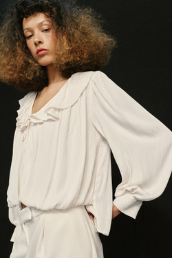 ZARA АТЛАСНАЯ БЛУЗА С ВОЛАНАМИ И ПОДПЛЕЧНИКАМИ, ЭКРЮ