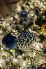 Дизайнерская заснеженная ель «Зимнее кружево»