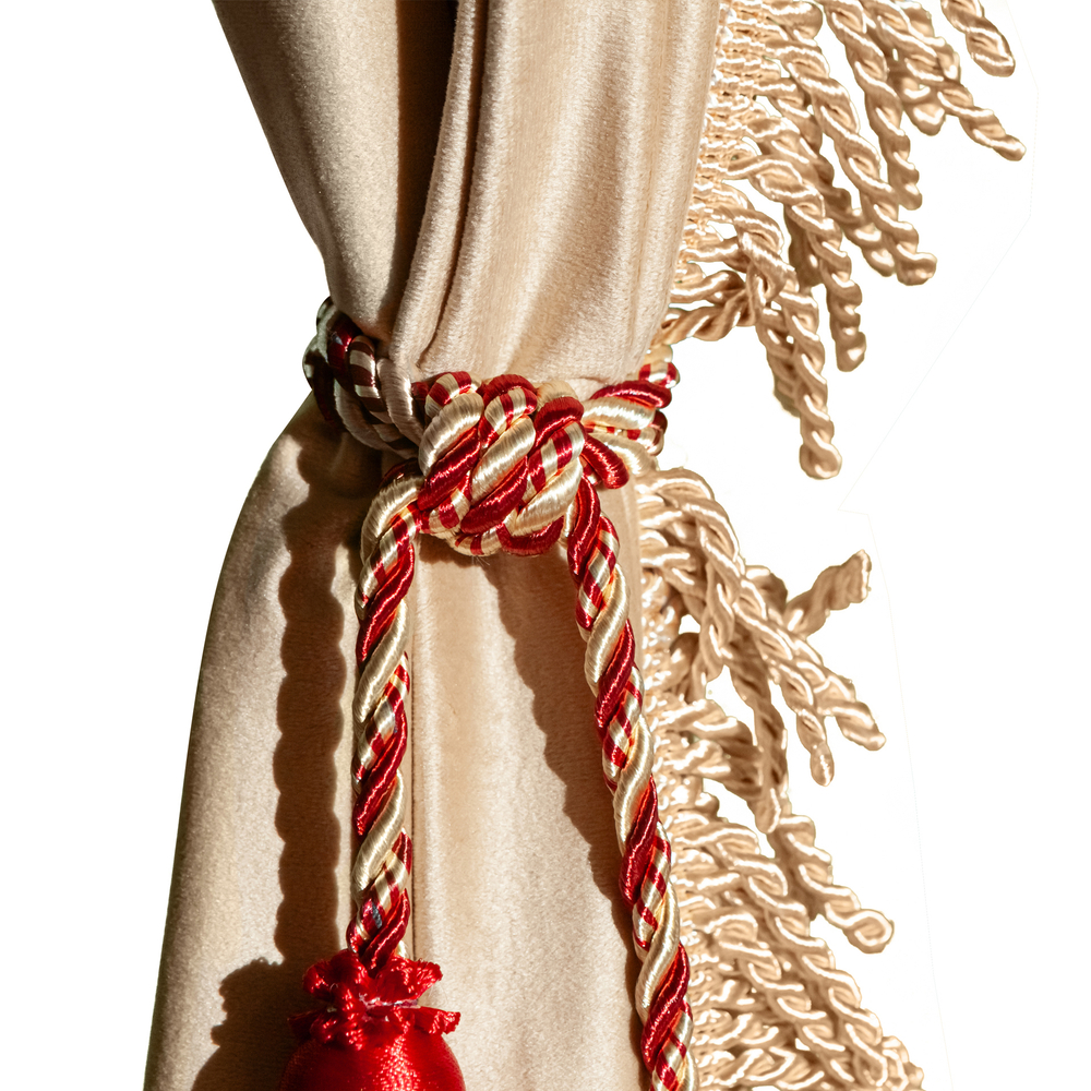 Шторы спального места с прихватами "Кисти" в кабину Volvo, Scania, MAN, DAF, Merc, Камаз, Sitrak, Shacman, Foton, FAW. Высота 1,5м, ширина одной стороны - 1,15м. Блэкаут, велюр. Бежевый цвет с бежевой бахромой и красными кистями