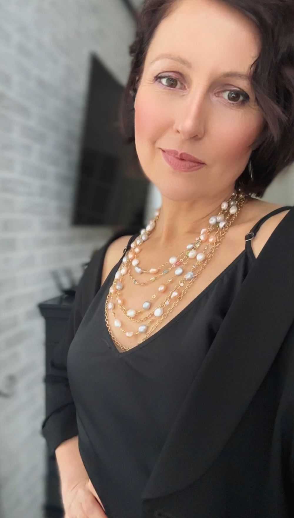 Колье многорядное с цветным барочным жемчугом и кристаллами, оттенок золото