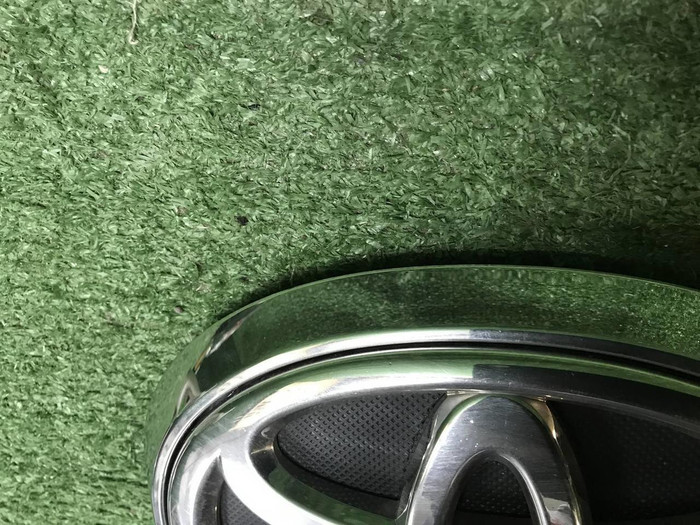 Эмблема решетки радиатора Toyota Fortuner 2 15-нв