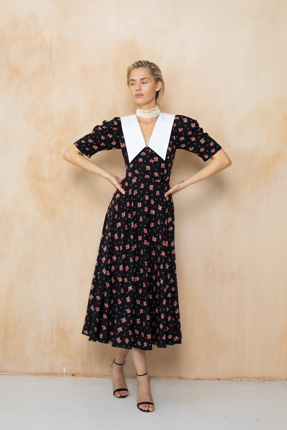 Платье с белым воротником