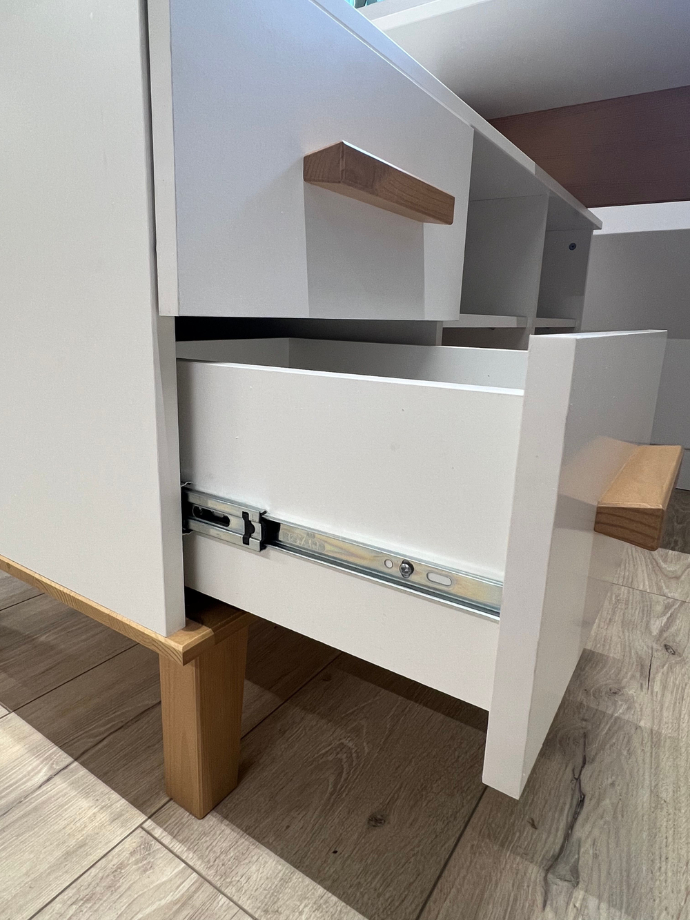 Стол письменный угловой Вест 158х130х77 см, белый, с 2 ящиками и полками, на ножках из массива сосны