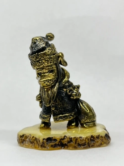 Бронзовая статуэтка на янтаре