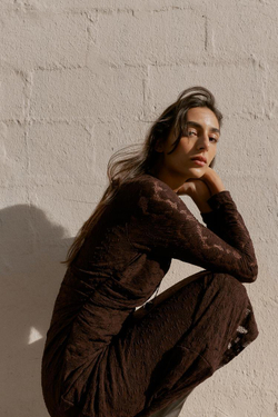 ZARA ПЛАТЬЕ МИДИ С ПЕРФОРАЦИЕЙ И ДРАПИРОВКОЙ, КОРИЧНЕВЫЙ