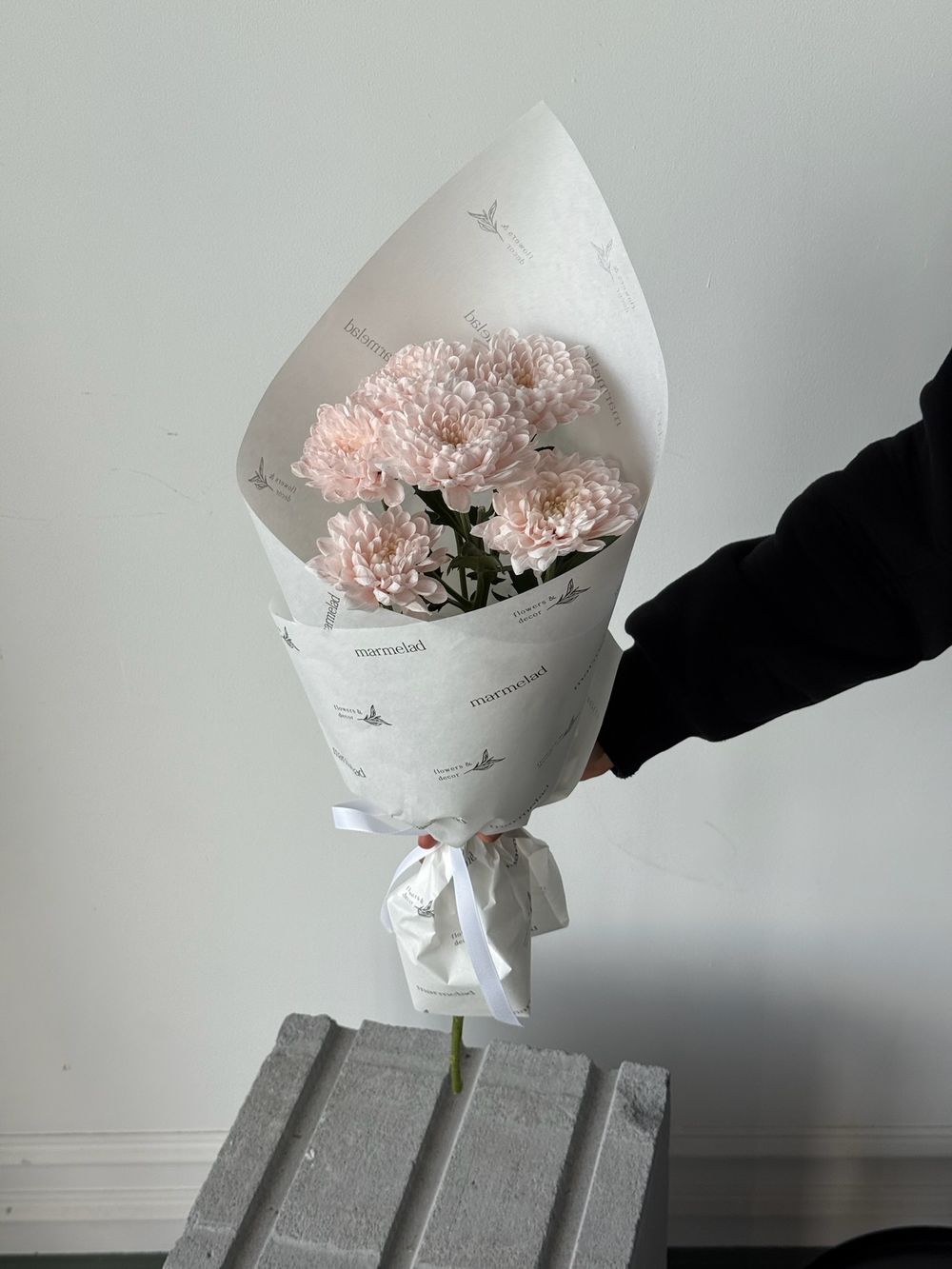 Букет - комплимент с хризантемой в персиковом оттенке 1 шт