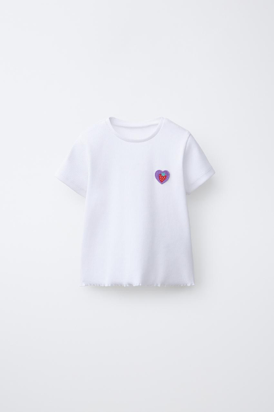 ZARA ФУТБОЛКА В РУБЧИК С НАШИВКОЙ, БЕЛЫЙ