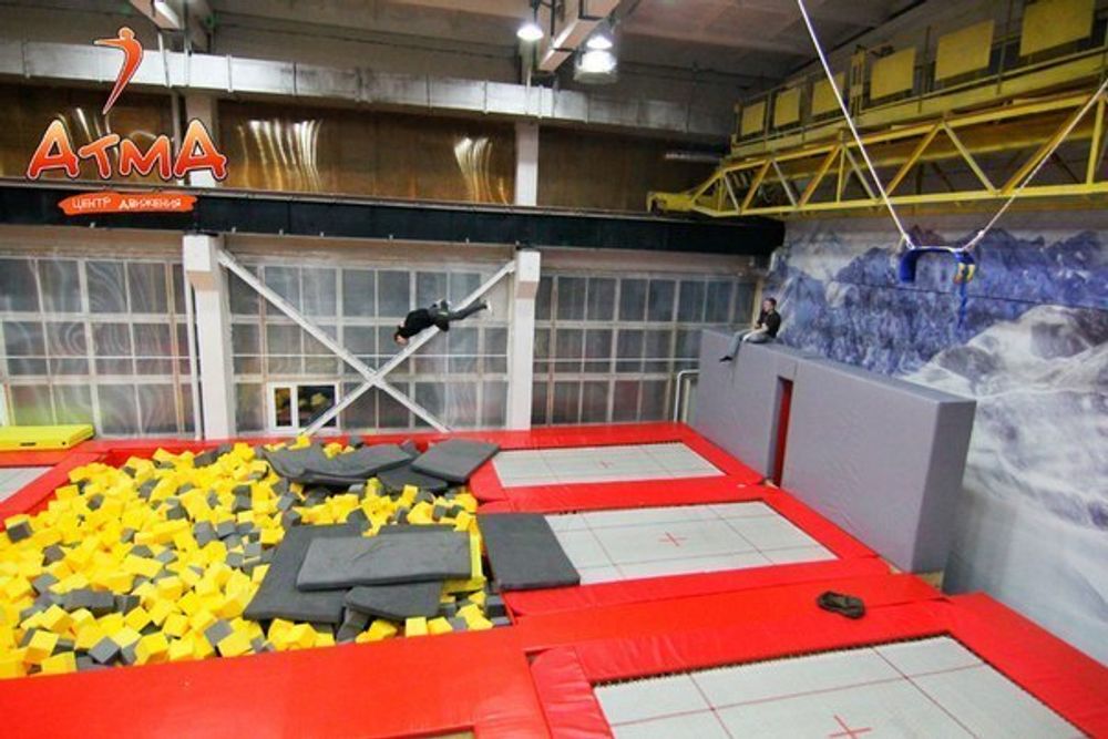 Батутная арена со спортивными батутами